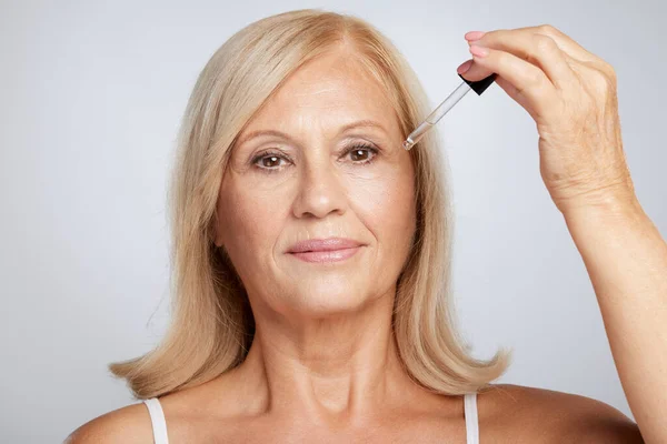 Blond Senior Lady Trying Out New Serum Beauty Photography — Stock Photo, Image