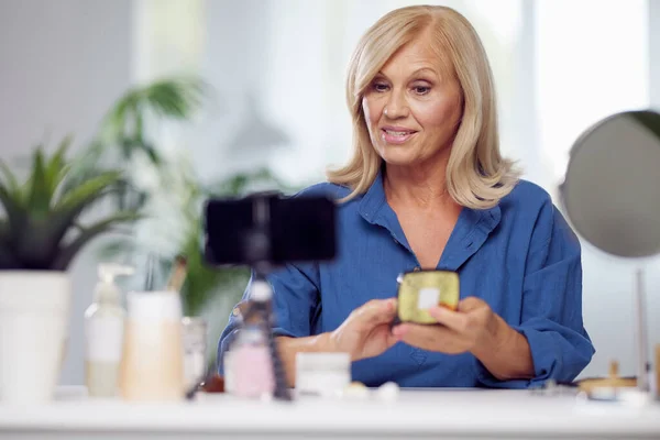 Een Senior Vlogger Die Thuis Zit Praat Nieuwe Beauty Producten — Stockfoto