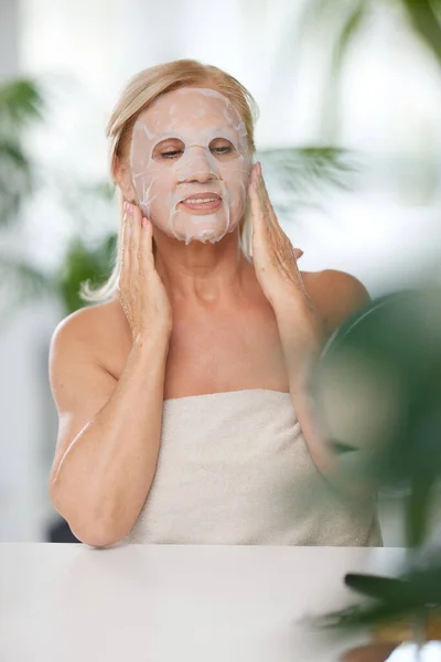 Senior Woman Putting Beauty Face Mask Her Face While Sitting — Stock Photo, Image