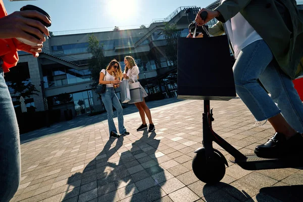 Zwei Attraktive Junge Frauen Stehen Mit Einkaufstüten Der Hand Auf — Stockfoto