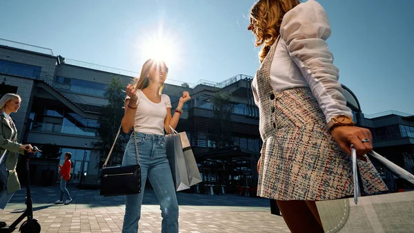 Dos Mujeres Jóvenes Atractivas Están Pie Calle Con Bolsas Compras —  Fotos de Stock