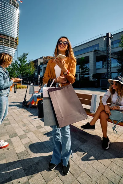 一个心满意足的女人站在街上 手里拿着购物袋 黑色星期五及折扣概念 — 图库照片