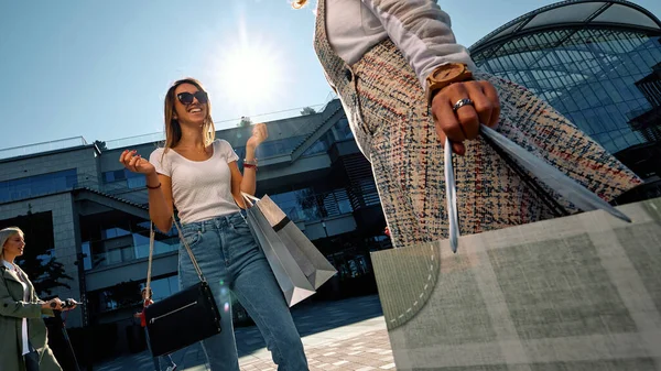 Zwei Glückliche Freunde Stehen Mit Den Einkaufstüten Der Hand Auf — Stockfoto