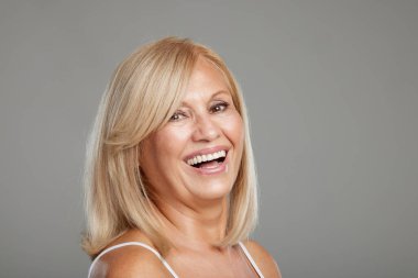 Kameraya poz veren ve bakan güzel sarışın bir kadının portresi. Güzellik fotoğrafçılığı