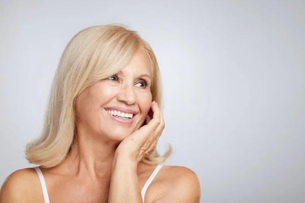 Portrait Beautiful Blond Senior Woman Posing Looking Away Beauty Photography — Stock Photo, Image