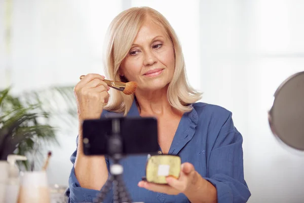 Eine Seniorin Sitzt Hause Errötet Und Schimpft Darüber — Stockfoto