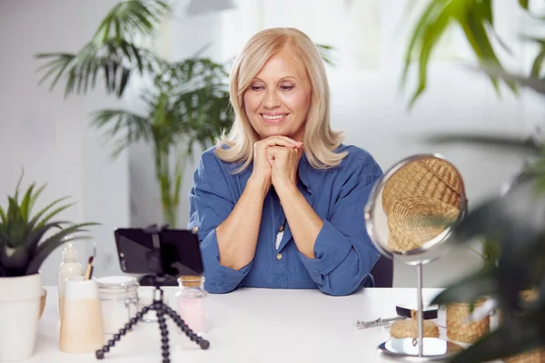 Yaşlı Bir Vlogger Evde Oturup Yeni Güzellik Ürünleri Hakkında Konuşuyor — Stok fotoğraf