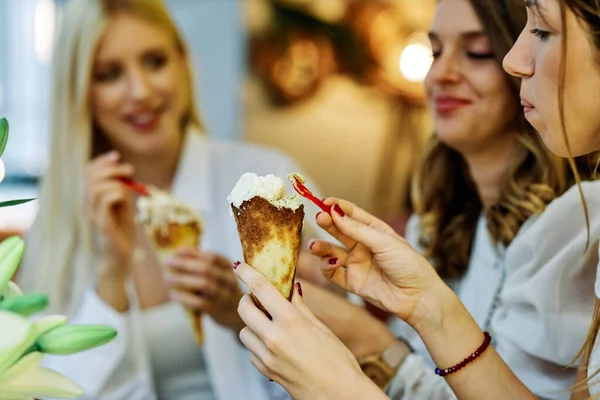 Primer Plano Una Chica Sentada Con Sus Amigos Centro Comercial —  Fotos de Stock