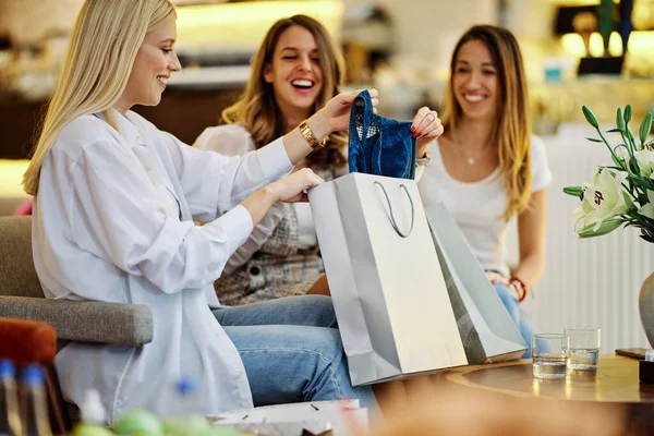 Three Happy Girls Sit Cafeteria Shopping Mall Looking Clothes Bought — Stock Photo, Image