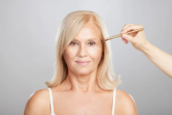 Een Gelukkige Oudere Blonde Vrouw Die Haar Werk Laat Doen — Stockfoto