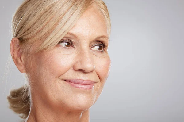 Porträtt Vacker Blond Äldre Kvinna Poserar Och Tittar Bort Skönhetsfotografi — Stockfoto