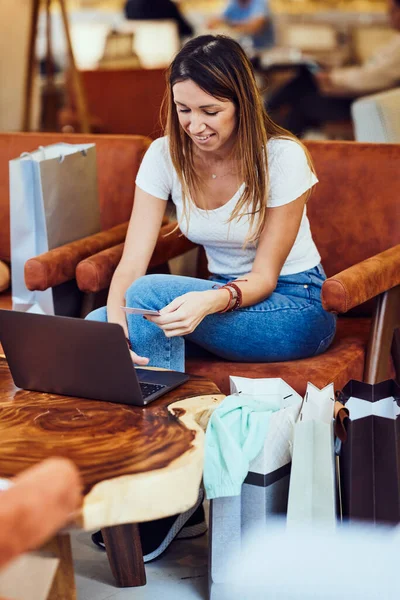 Mladá Žena Sedí Restauraci Nakupuje Online Svém Notebooku Drží Rukou — Stock fotografie