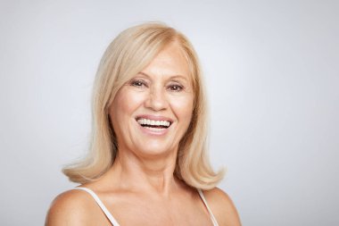 Sarışın, güzel bir kadının portresi. Poz veriyor ve başka tarafa bakıyor. Güzellik fotoğrafçılığı