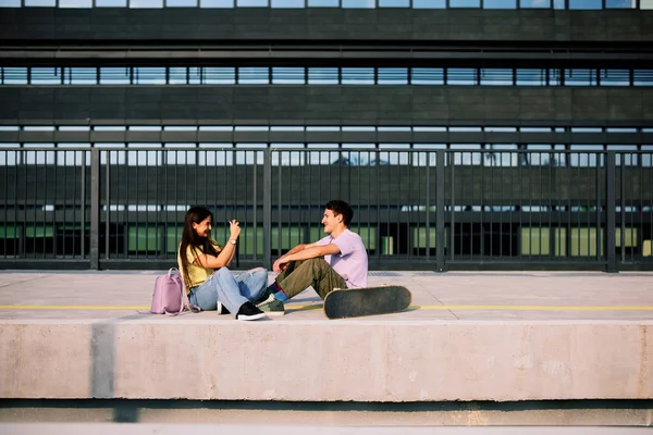 Ein Glückliches Teenager Paar Sitzt Bahnhof Und Fotografiert — Stockfoto