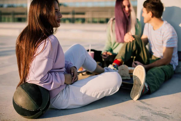 Felices Amigos Adolescentes Están Sentados Aire Libre Colgados Después Escuela —  Fotos de Stock