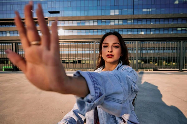 Uma Linda Adolescente Caucasiana Livre Mãos Dadas Direção Câmera Adolescente — Fotografia de Stock