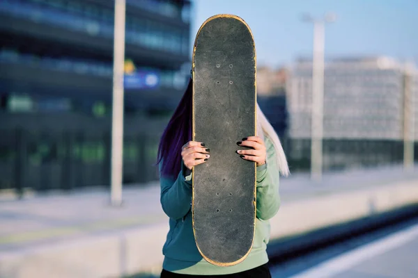 Una Adolescente Urbana Pie Estación Tren Sosteniendo Monopatín Niña Patinadora — Foto de Stock