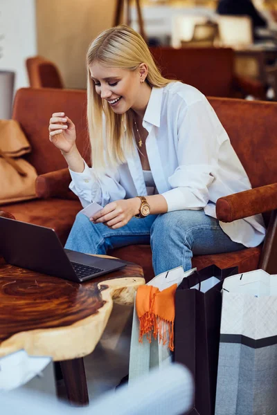 Una Mujer Joven Está Sentada Restaurante Comprando Línea Computadora Portátil —  Fotos de Stock