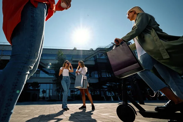 Lage Hoek Uitzicht Modieuze Vrouw Staan Wandelen Paardrijden Scooter Het — Stockfoto