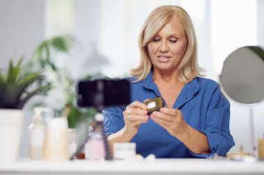 Kıdemli bir blogcu yeni bir utançtan bahsediyor. Kıdemli güzellik uzmanları.