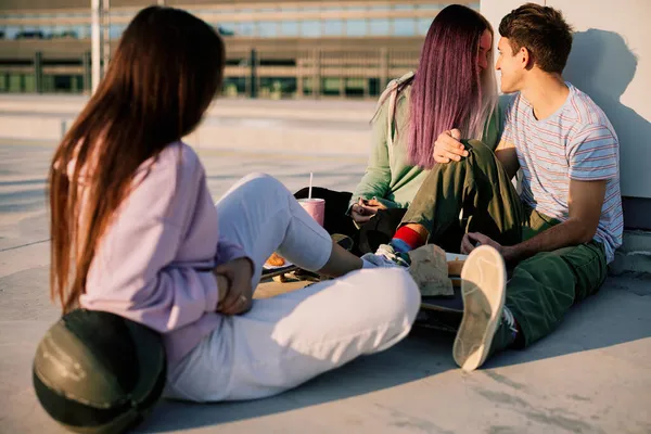Amigos Adolescentes Felizes Estão Sentados Livre Pendurados Depois Escola — Fotografia de Stock