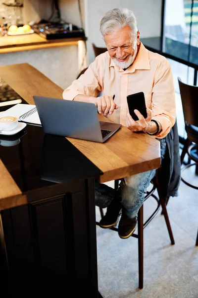 Estudiante Sénior Temporal Sonriente Sentado Café Haciendo Una Videollamada Pausa — Foto de Stock