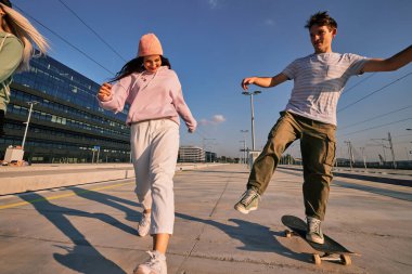 Heyecanlı üç genç şehir dışında vakit geçirir. Koşuyorlar ve kayıyorlar..