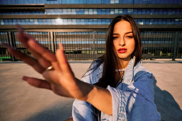 Ein Wunderschönes Kaukasisches Teenager Mädchen Das Draußen Steht Und Hände — Stockfoto