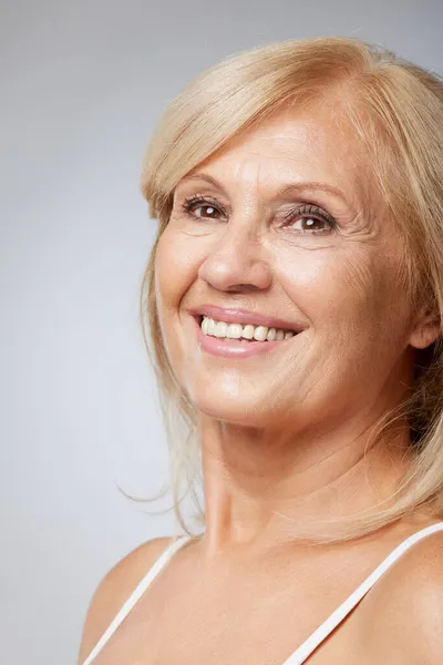 Retrato Bela Loira Idosa Posando Olhando Para Câmera Fotografia Beleza — Fotografia de Stock