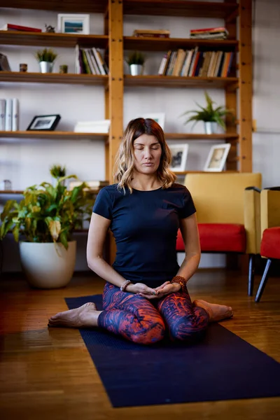 Una Mujer Yogui Pensativa Arrodillada Esterilla Yoga Meditando Con Los — Foto de Stock