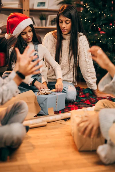 Uma Família Feliz Senta Chão Envolve Presentes Natal Véspera Natal — Fotografia de Stock
