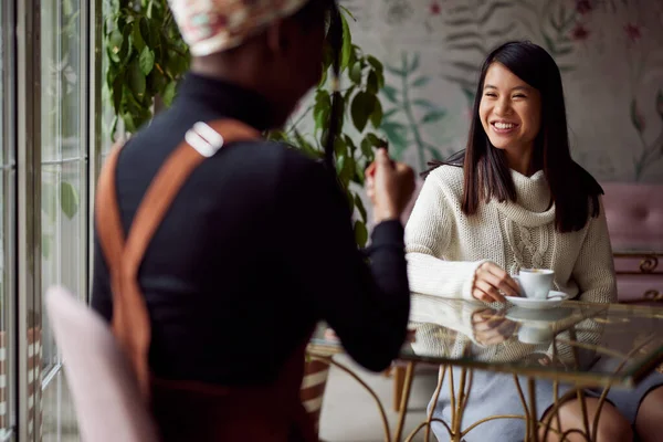 Dos Amigas Multiculturales Sientan Café Charlando Tomando Café Estilo Vida —  Fotos de Stock