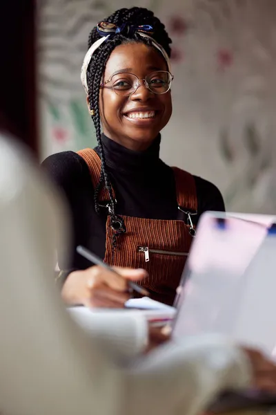 Młoda Afrykańska Studentka Siedząca Kawiarni Kolegą Ucząca Się Program Wymiany — Zdjęcie stockowe