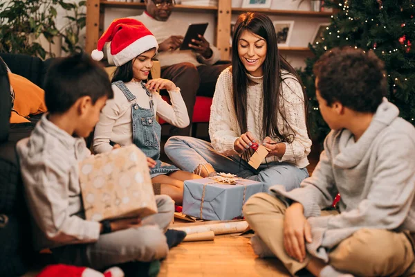 Una Familia Feliz Sienta Suelo Envuelve Los Regalos Navidad Víspera —  Fotos de Stock