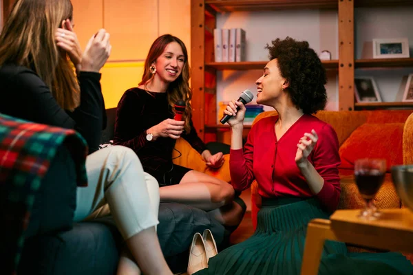 Amigos Multiculturais Felizes Sentam Casa Acolhedora Cantam Dueto Noite Karaoke — Fotografia de Stock