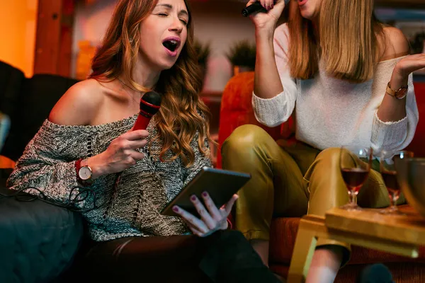 Talentierte Mädchen Mit Schönen Stimmen Sitzen Hause Und Singen Beim — Stockfoto