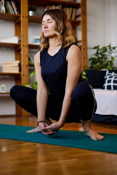 Una Mujer Yogui Mediana Edad Agacha Postura Yoga Garland Medita — Foto de Stock