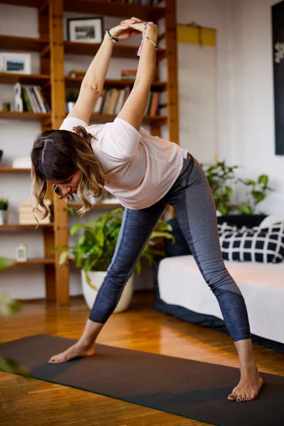 Una Mujer Yogui Flexible Mediana Edad Parada Una Esterilla Yoga — Foto de Stock