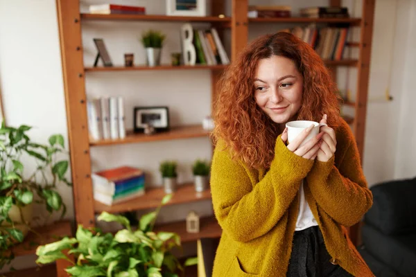 Een Roodharige Meid Die Ochtends Koffie Drinkt Een Gelukkig Roodharig — Stockfoto