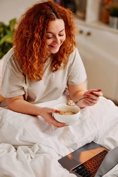 Egy Vörös Hajú Lány Egészséges Reggelit Eszik Ágyban Egy Boldog — Stock Fotó