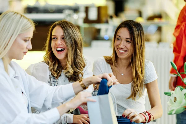 Drie Gelukkige Meisjes Zitten Cafetaria Het Winkelcentrum Kijken Naar Kleren — Stockfoto