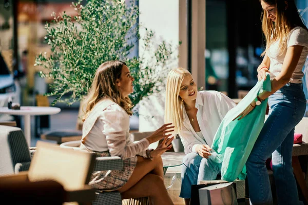 Three Shopaholics Sitting Coffee Shop Showing Each Other Clothing Bought — Stock Photo, Image