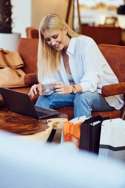 Young Woman Sitting Restaurant Shopping Online Her Laptop She Holding — Stock Photo, Image