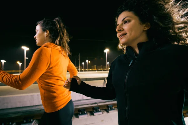 Дві Нічні Жінки Біжать Відкритому Повітрі Спортсменки Гонки Міському Екстер — стокове фото
