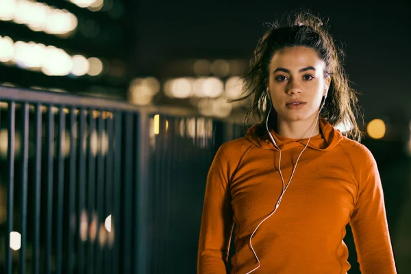 Una Joven Deportista Con Auriculares Caminando Por Noche Aptitud Nocturna — Foto de Stock