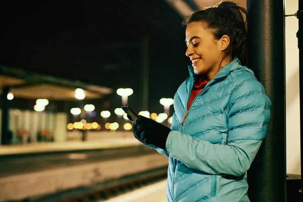 Spor Ceketli Eldivenli Mutlu Bir Gece Kaçağı Gece Tren Istasyonunda — Stok fotoğraf