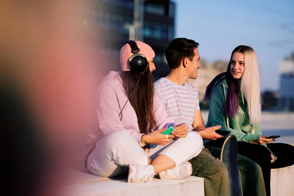 Tres Amigos Adolescentes Están Sentados Exterior Urbano Colgando Sus Teléfonos — Foto de Stock
