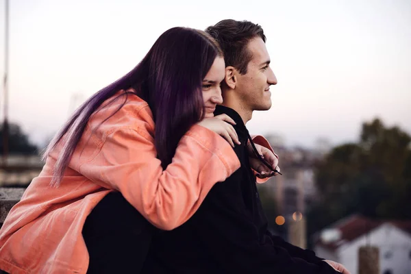 Casal Adolescente Está Sentado Cima Prédio Olhando Para Vista Abraçando — Fotografia de Stock