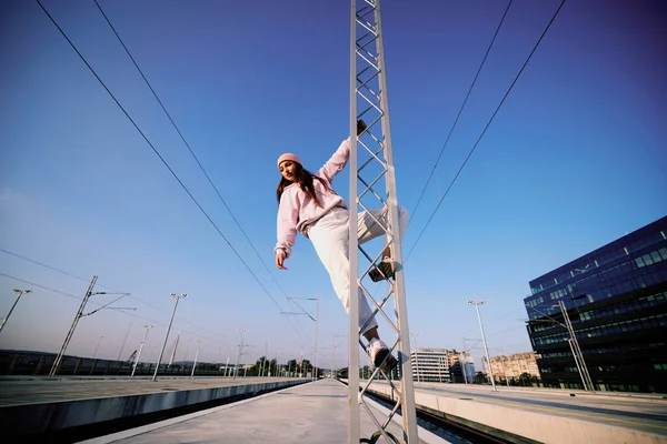 Menina Adolescente Rebelde Escalando Construção Metal Estação Trem — Fotografia de Stock