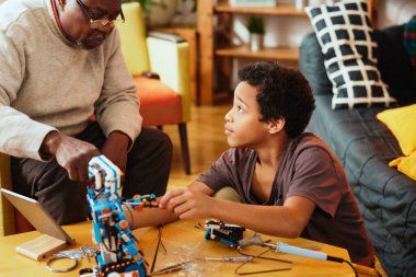 Büyükbaba ve torun evde robot yapıyor. Robot ve elektronik eğitimi.